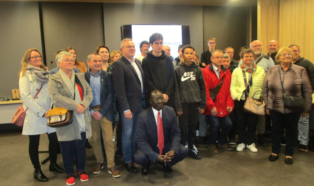 Autour de L.Brillard et Sam Bâ, les élus, les parents et les jeunes