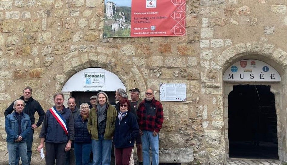 Lavardin. Les habitants réunis devant la mairie