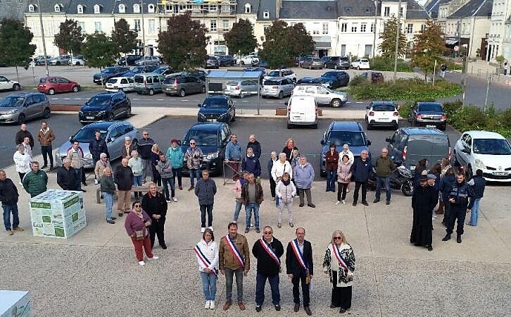 Montoire : Les habitants réunis devant la mairie